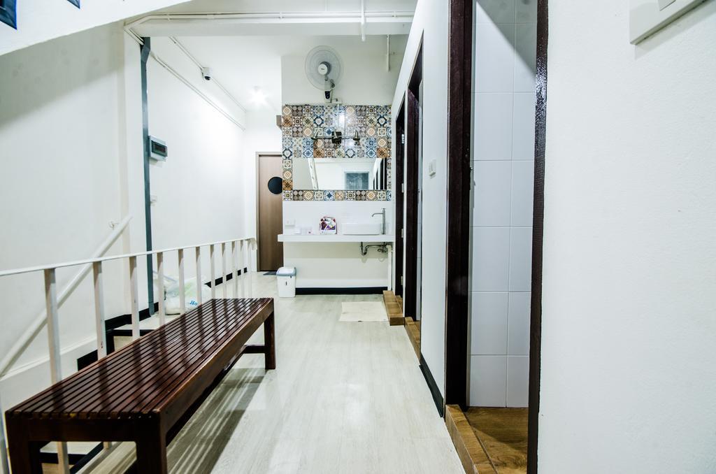 Pier 49 Hostel Bangkok Exteriör bild