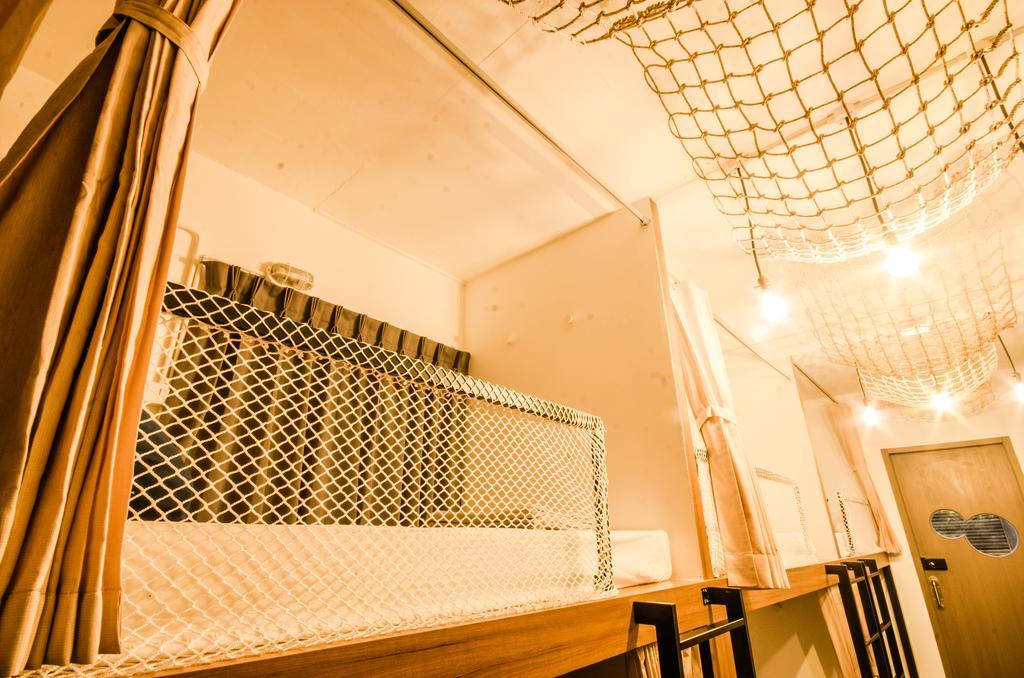 Pier 49 Hostel Bangkok Exteriör bild