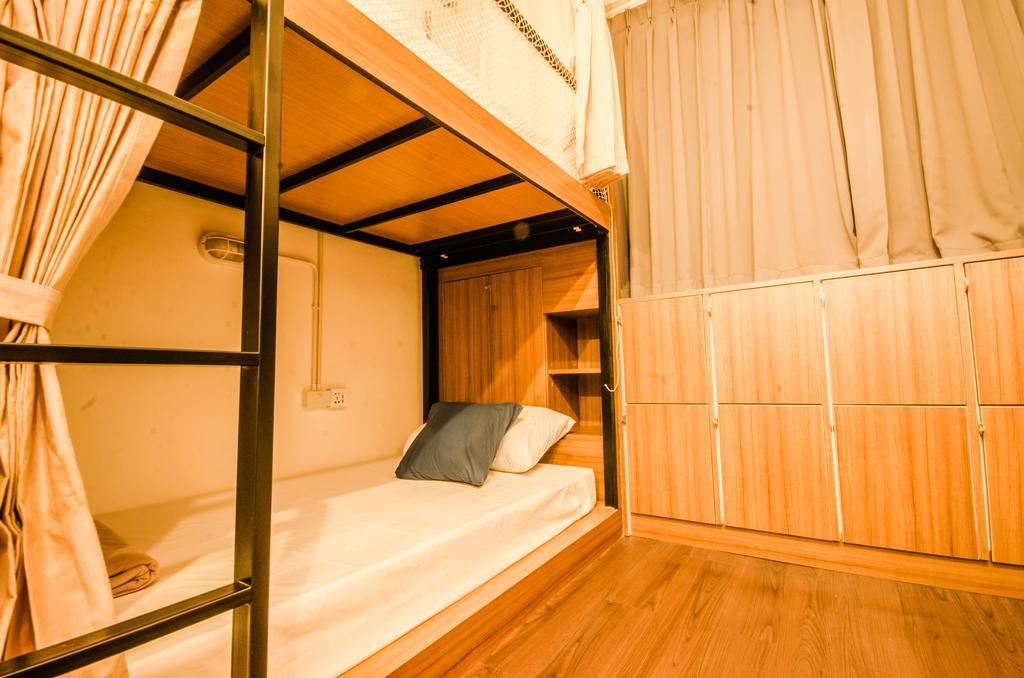 Pier 49 Hostel Bangkok Exteriör bild