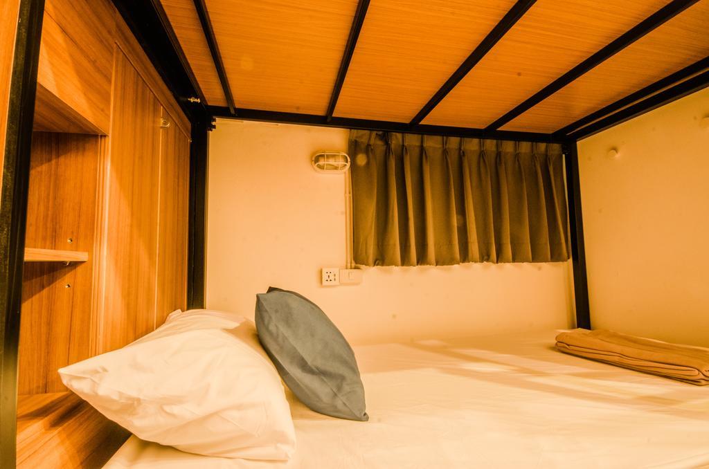 Pier 49 Hostel Bangkok Exteriör bild
