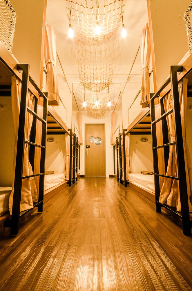 Pier 49 Hostel Bangkok Exteriör bild
